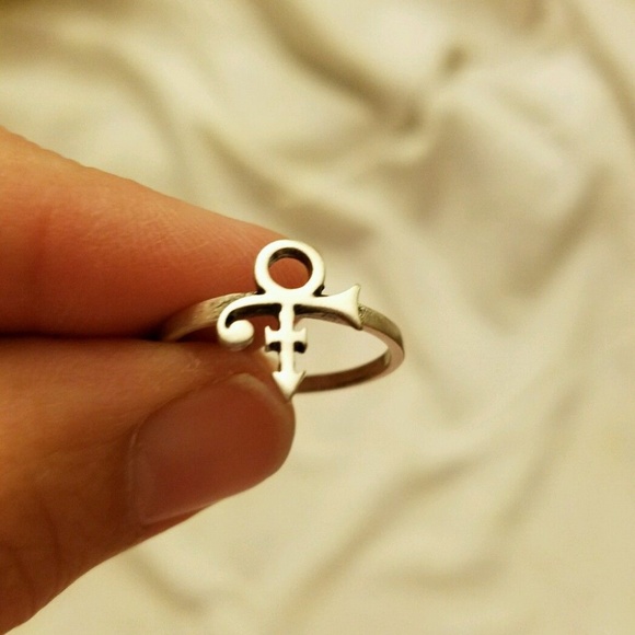 Prince Rogers Nelson Symbol Women's Ring, Silvertone Sz 8 - Picture 2 of 2
